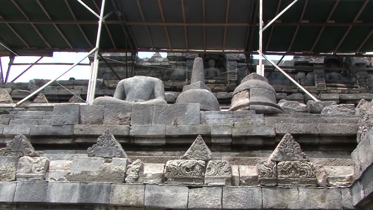 Restauro presso il Tempio di Borobudur, sito Patrimonio dell'Umanità UNESCO, Giava Centrale, Indonesia, Tempio buddista