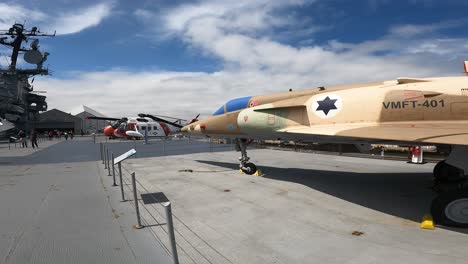 pasando junto a aviones en el intrepid air museum de nueva york