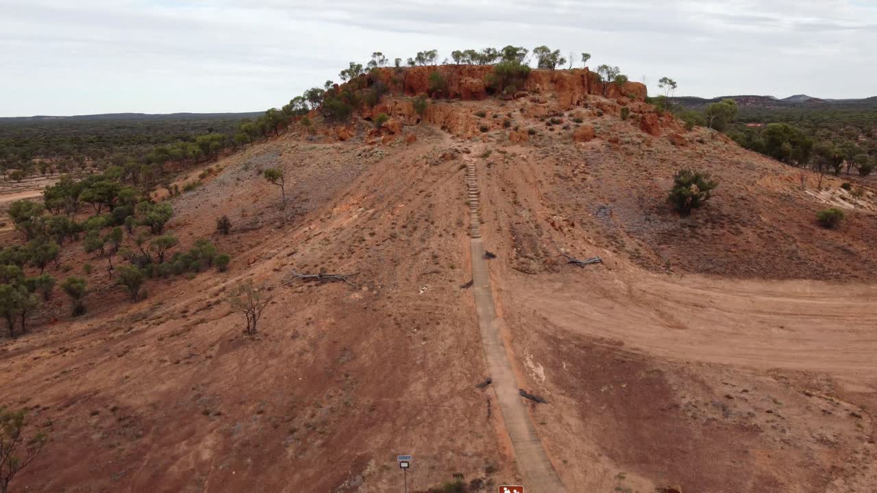 drone descendiendo mostrando un extraño mirador de colina en el interior de australia