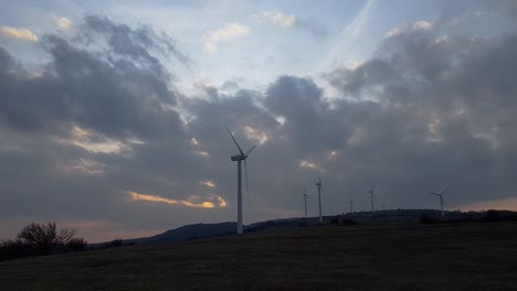 Bewegungszeitraffer-Des-Windgeneratorfeldes-An-Bewölkten-Tagen