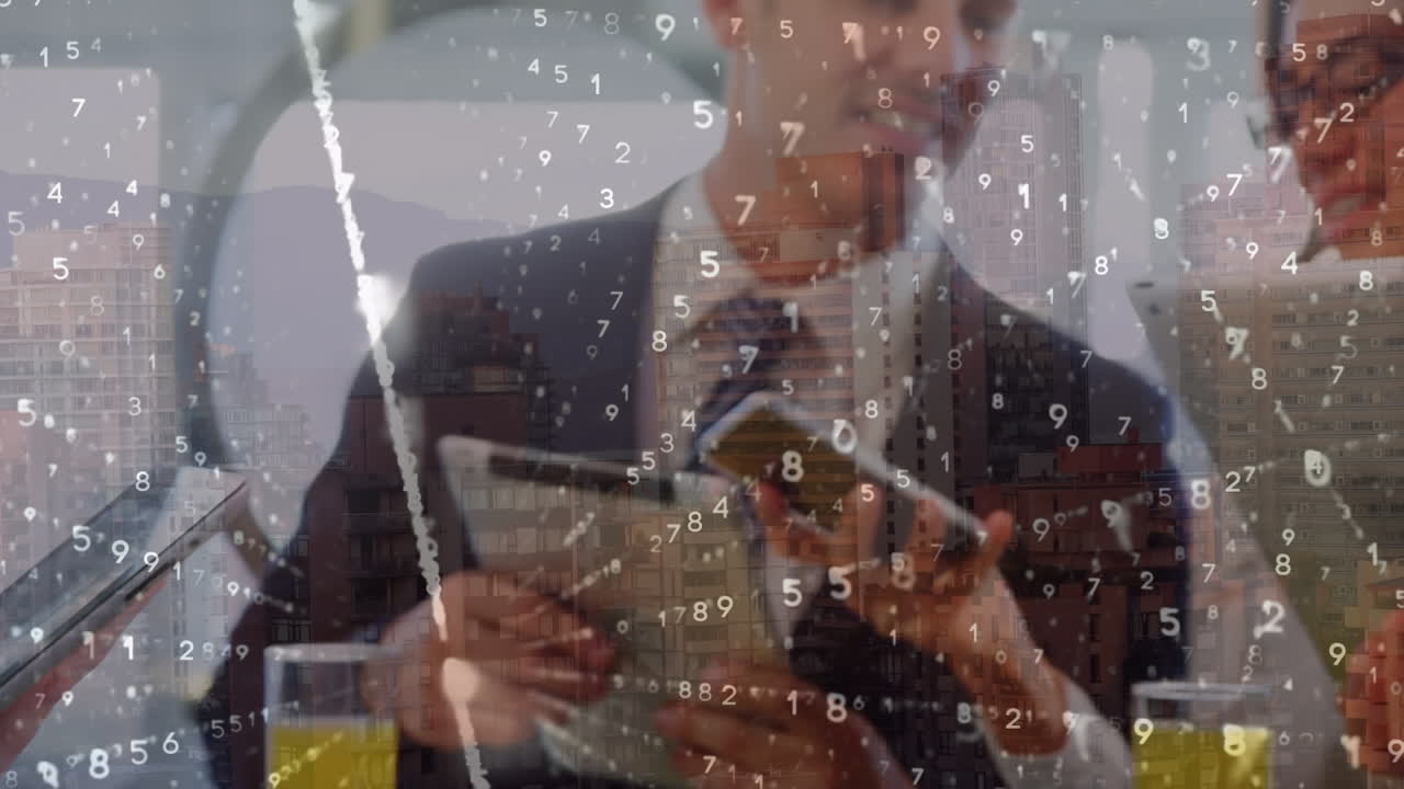 анимация обработки данных над различными деловыми людьми, использующими смартфоны и планшеты