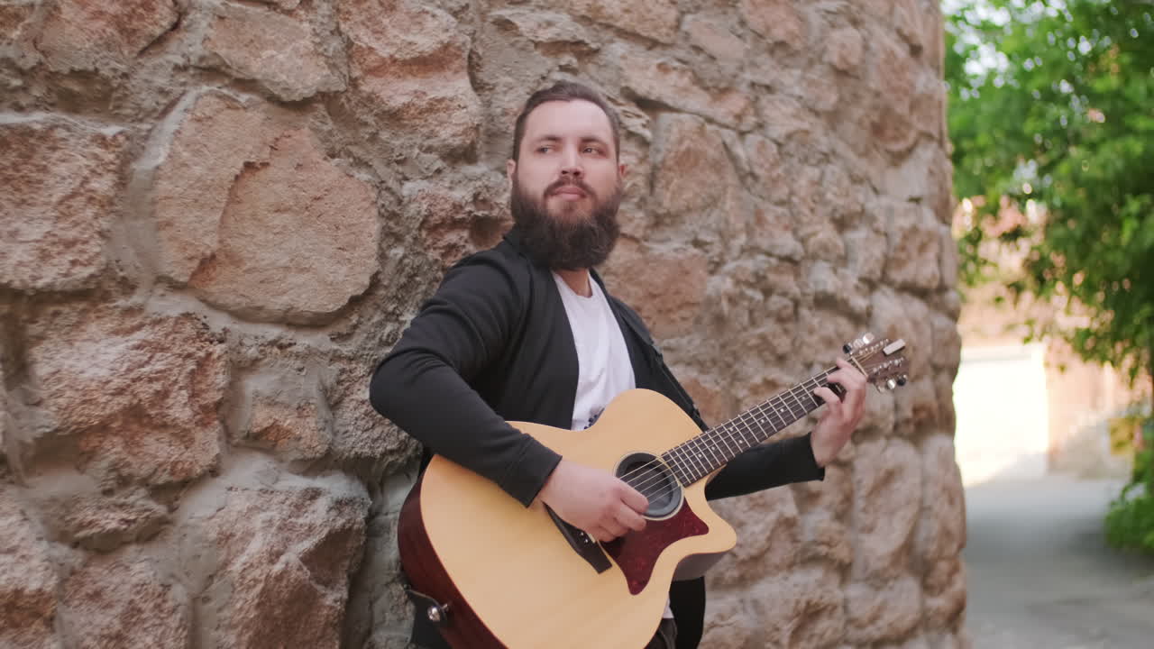 Musicista di strada che suona la chitarra all'aperto