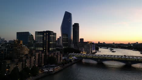 Puesta-De-Sol-Sobre-La-Vista-Aérea-De-Drones-De-La-Ciudad-De-Londres,-Vista-Aérea-De-Drones-Del-Puente-De-Southwark