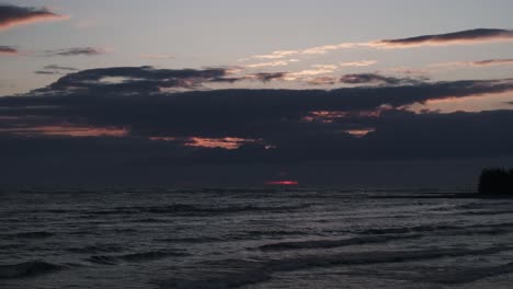 Puesta-De-Sol-Sobre-Owen-Sound-Con-Tonos-Rosados-En-El-Cielo-Nublado-Y-Suaves-Olas