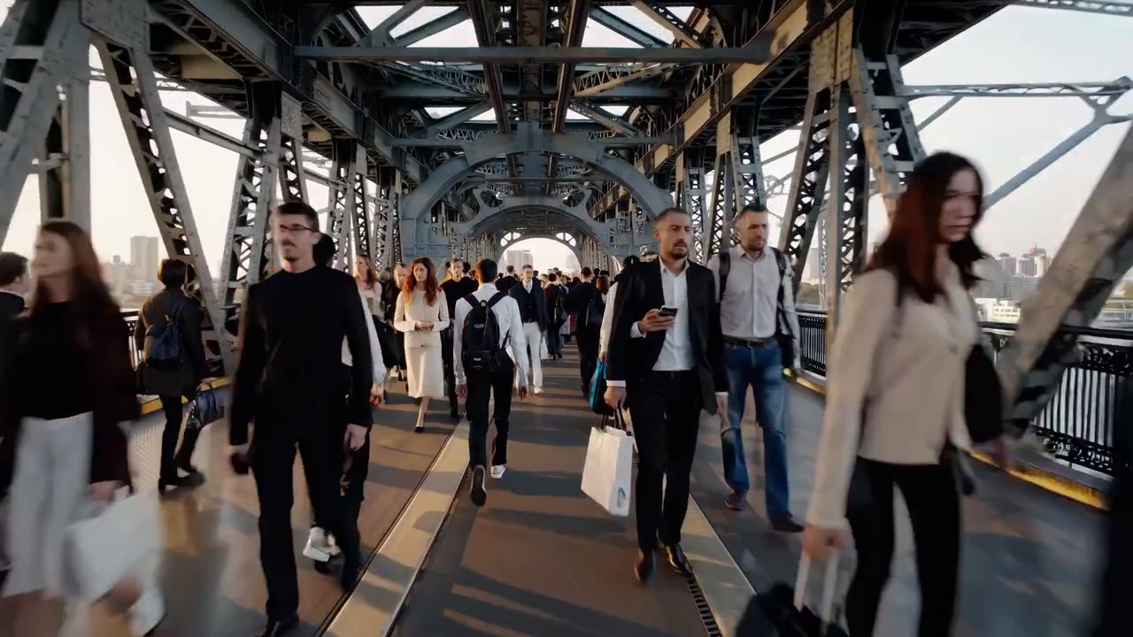 Folla di pedoni che camminano su un moderno ponte cittadino