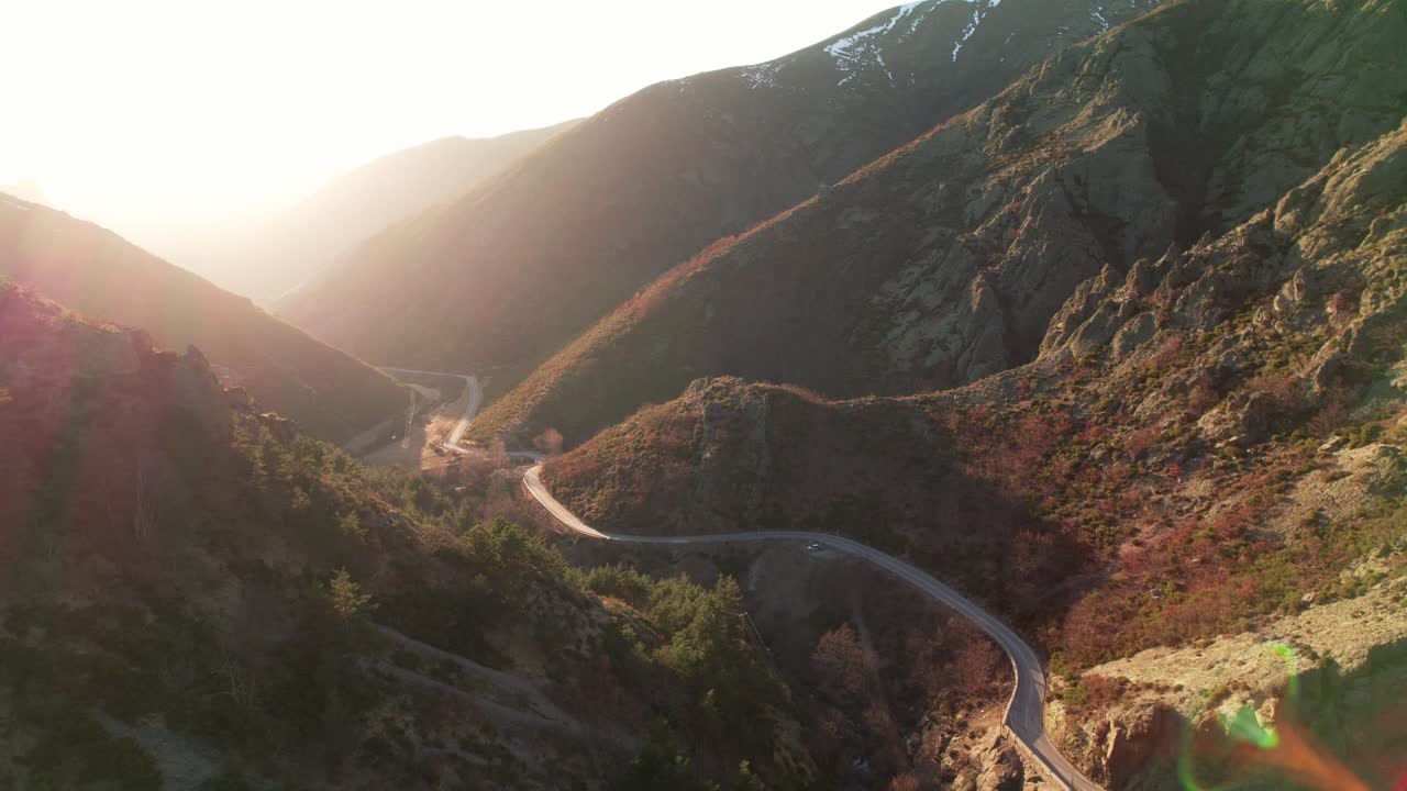 vista aérea de una sinuosa carretera de montaña al atardecer
