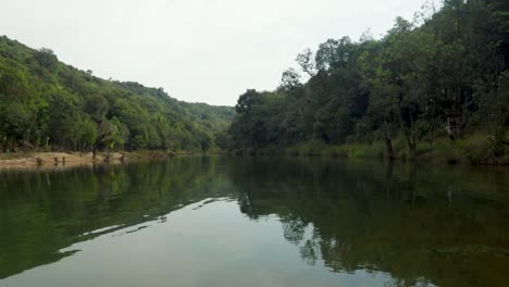 Fluss-Bedeckt-Mit-Dichten-Grünen-Wäldern-Und-Wasserreflexion-Am-Morgen-Aus-Flachem-Winkel