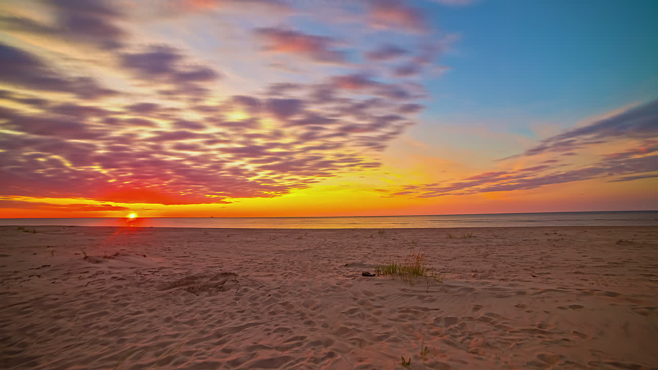 arena junto al mar en el fondo