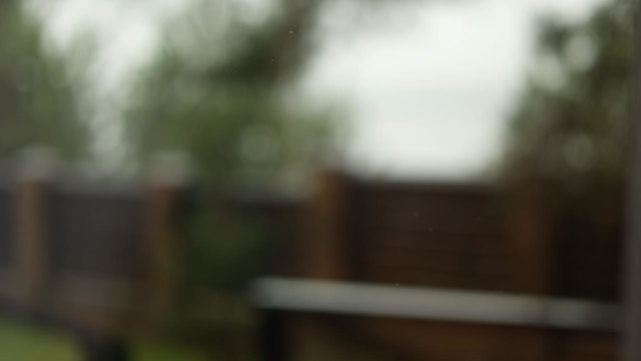 비가 오는 날 창문을 통해 볼 수 있는 풍경