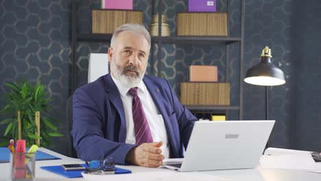 hombre de negocios nervioso y estresado en el escritorio.