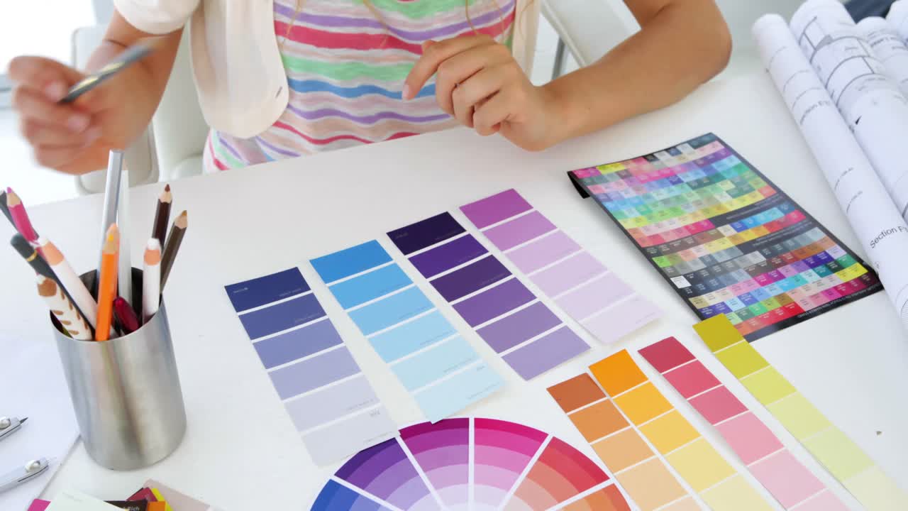 sección media de un joven diseñador trabajando en su escritorio