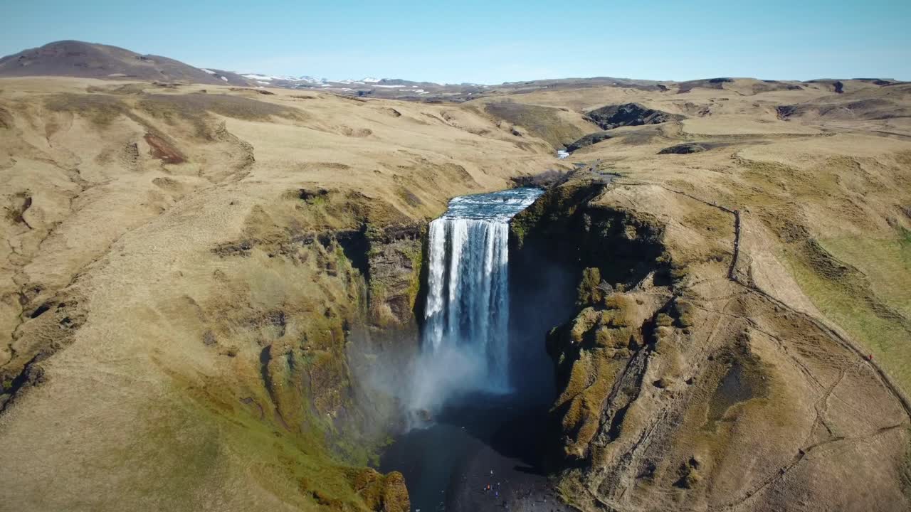 toma aérea de una fabulosa cascada, agua dulce que fluye de las montañas, islandia
