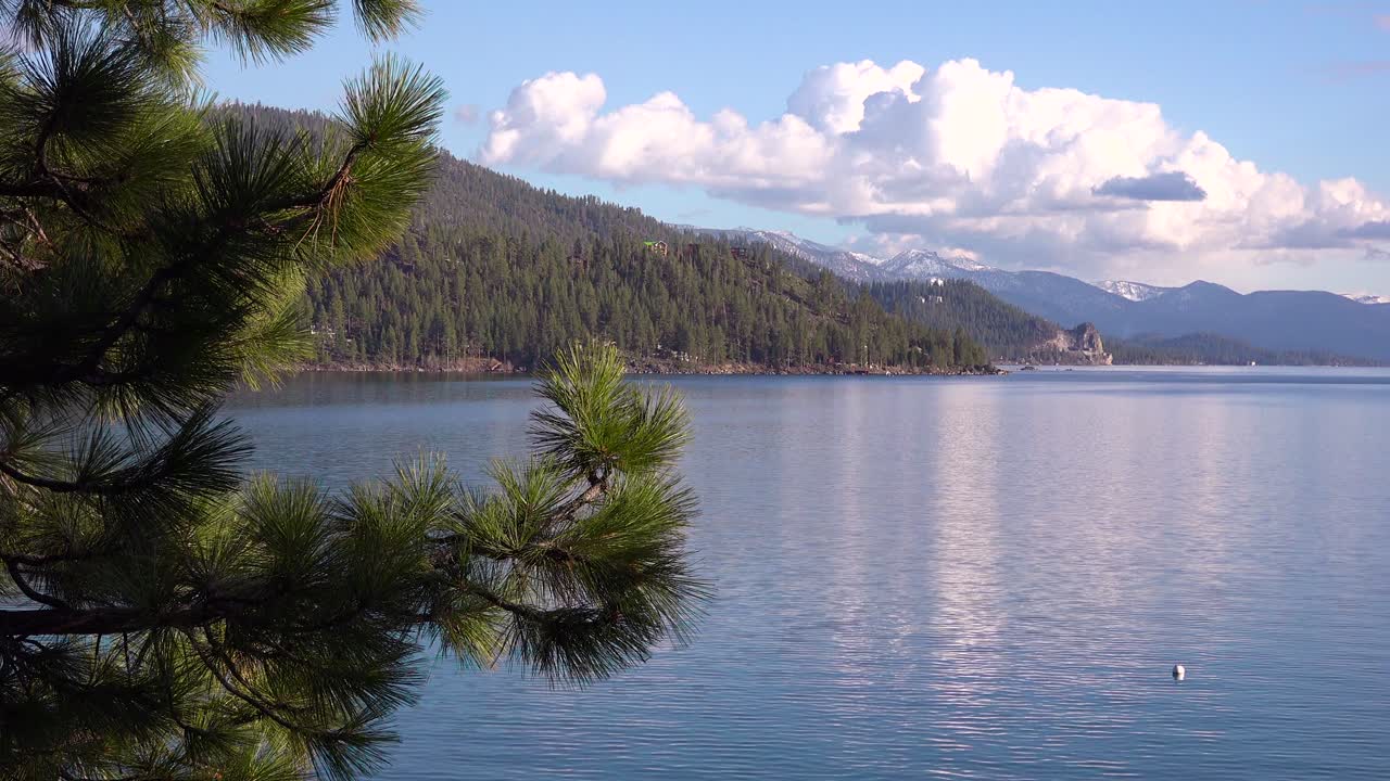 bonita toma de establecimiento de las orillas del lago tahoe nevada con sierras y cave rock nevada