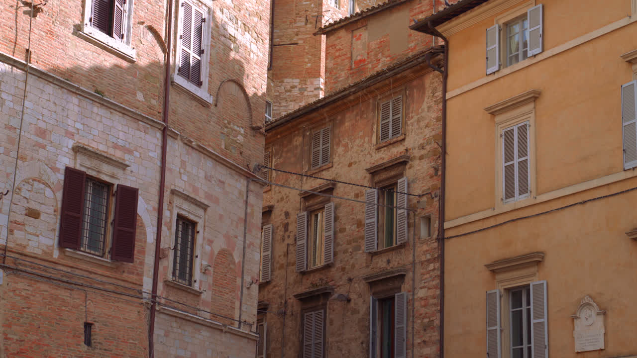 Affascinante strada stretta fiancheggiata da edifici storici italiani nel centro della città di Perugia