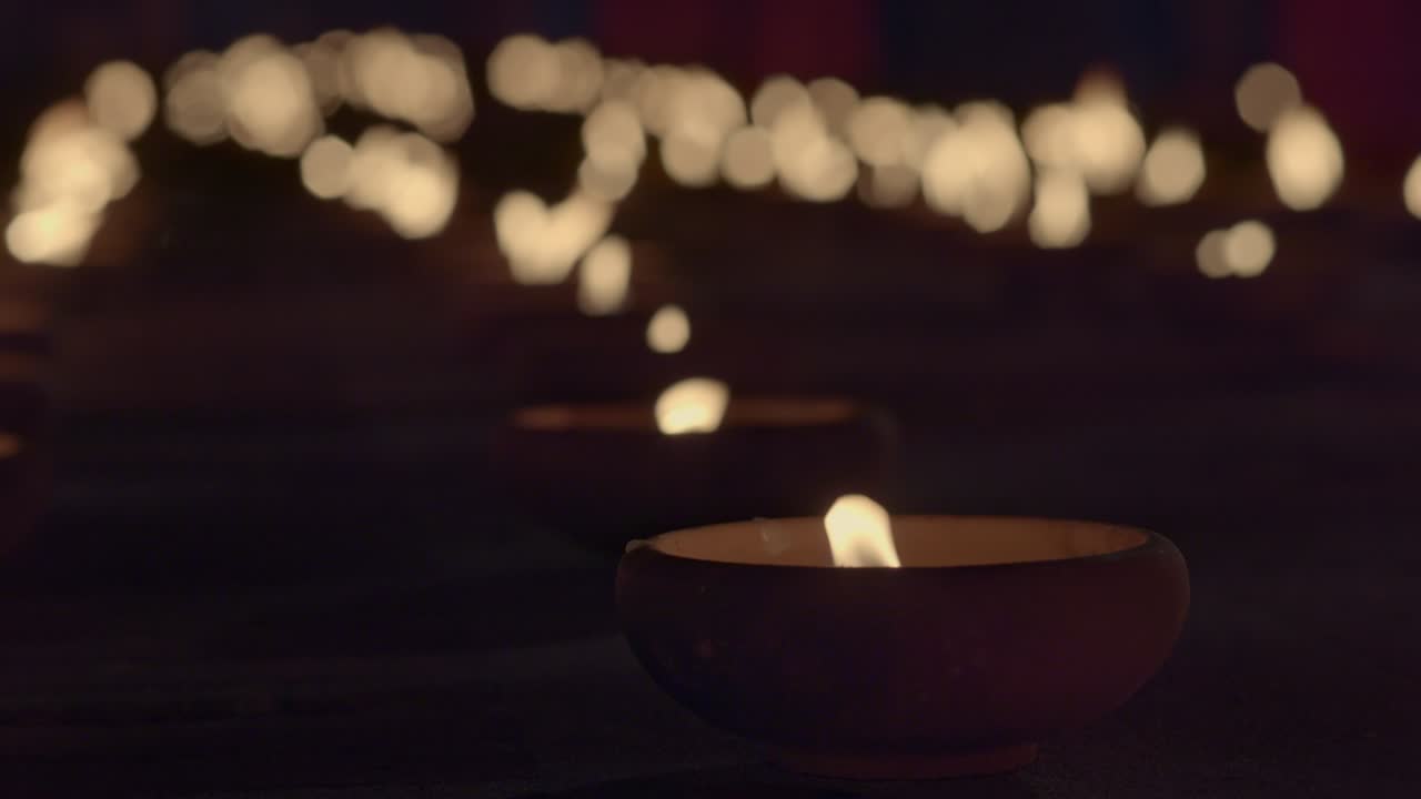 Lume di candela in una cerimonia religiosa con profondità di campo ridotta