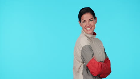 Señalando,-Espacio-Y-Sonrisa-Con-Cara-De-Mujer.