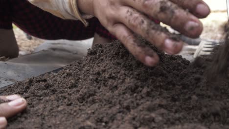 Gruppe-Von-Landwirten-In-Der-Werkstatt,-Die-Landwirtschaftliche-Techniken-Gegen-Dürre-In-Siem-Reap,-Kambodscha-Aufgrund-Des-Klimawandels-Erlernen-–-Nahaufnahme