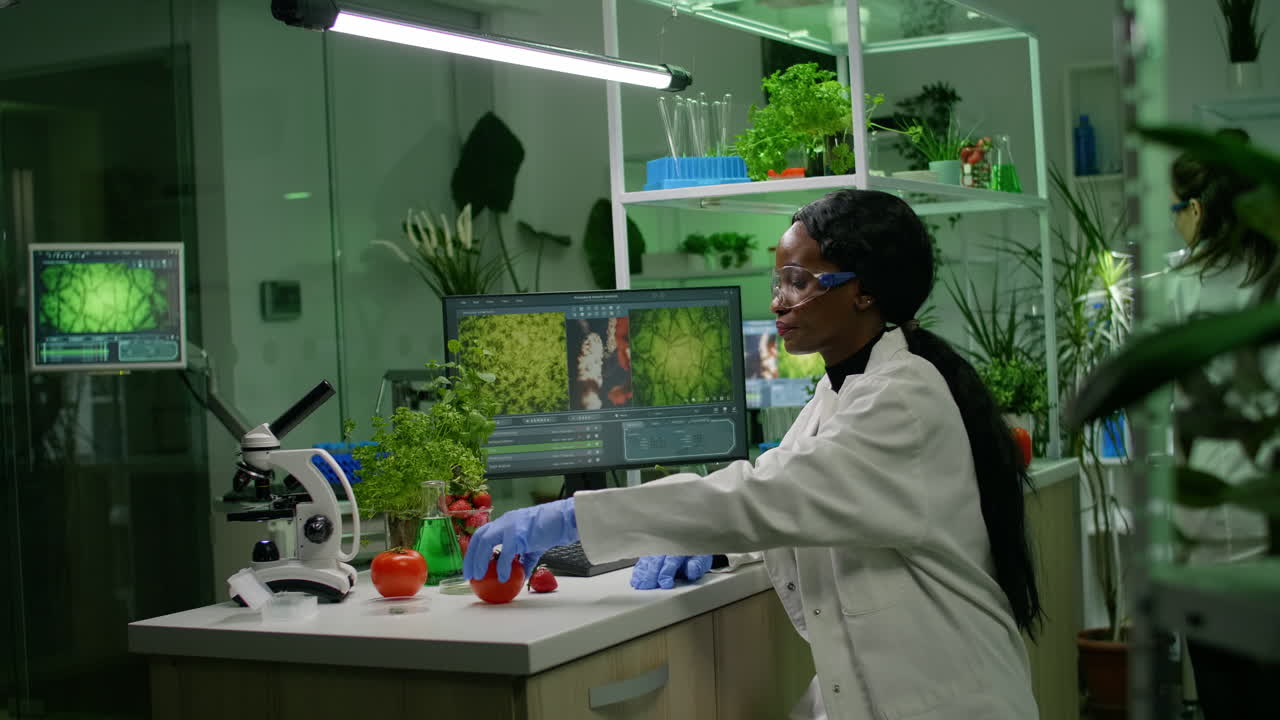 Investigador del equipo médico que trabaja en el laboratorio de farmacología examinando alimentos orgánicos