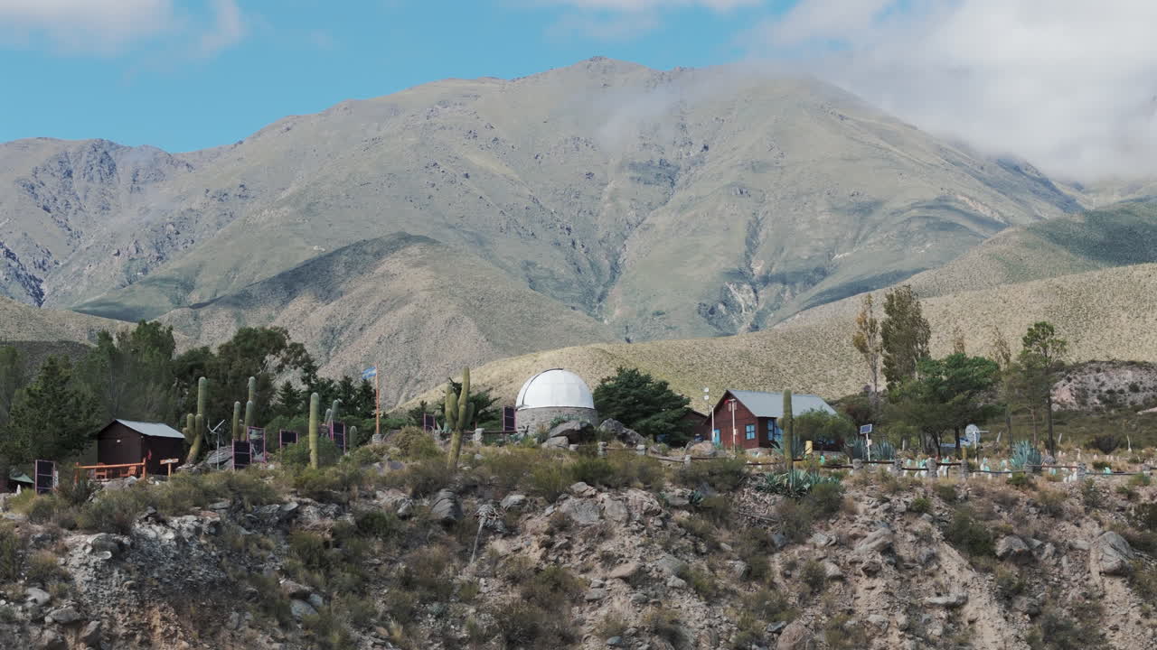 panorama aéreo sobre el paisaje montañoso pintoresco en amaicha del valle en argentina con edificio astronómico