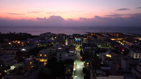 Kranaufnahme-Von-Playa-Del-Carmen,-Wunderschöner-Uferpromenade-Nach-Sonnenuntergang,-Mexiko