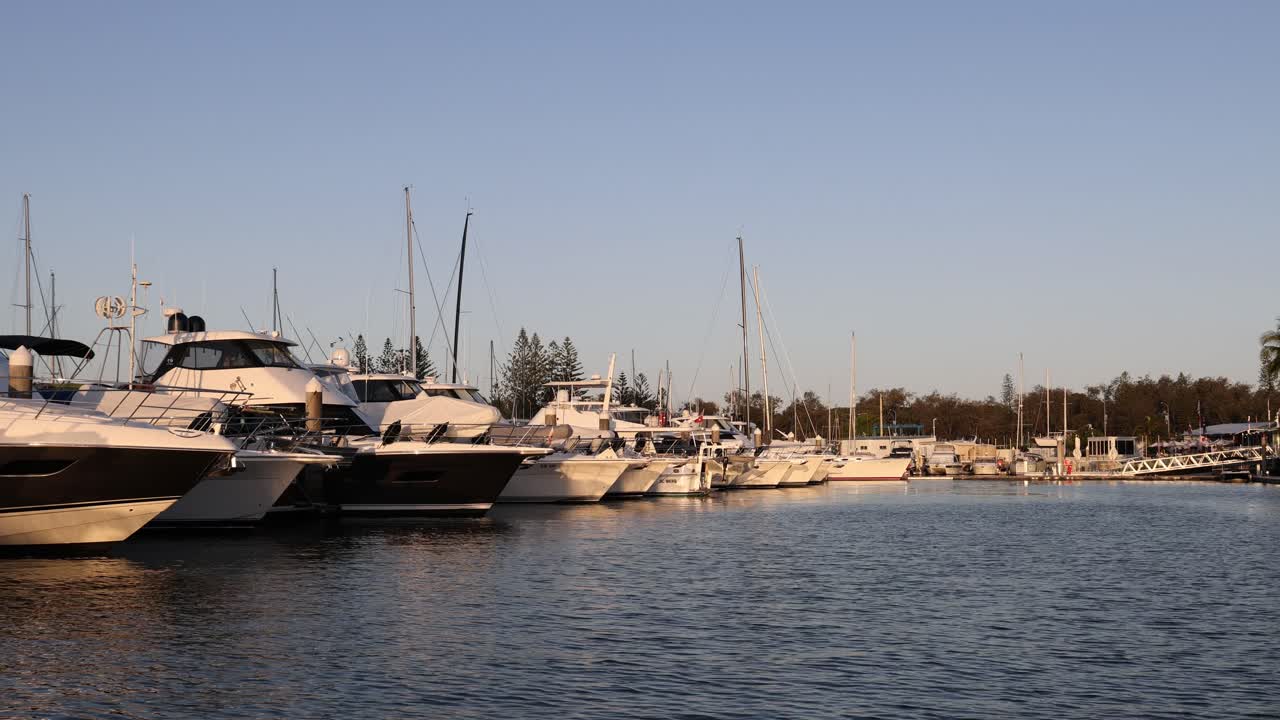 лодки мягко движутся в спокойной пристани.