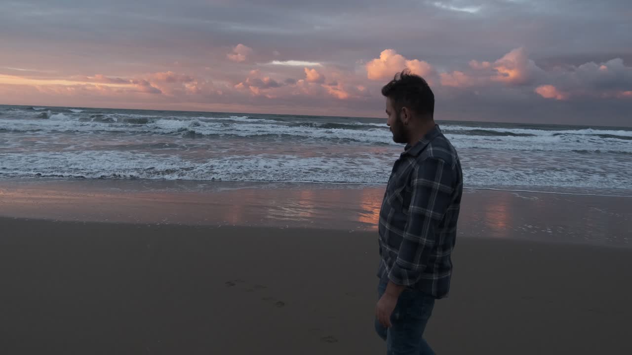 caminando por la orilla del mar