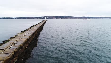 Vista-Aérea-Del-Faro-Del-Rompeolas-De-Rockland