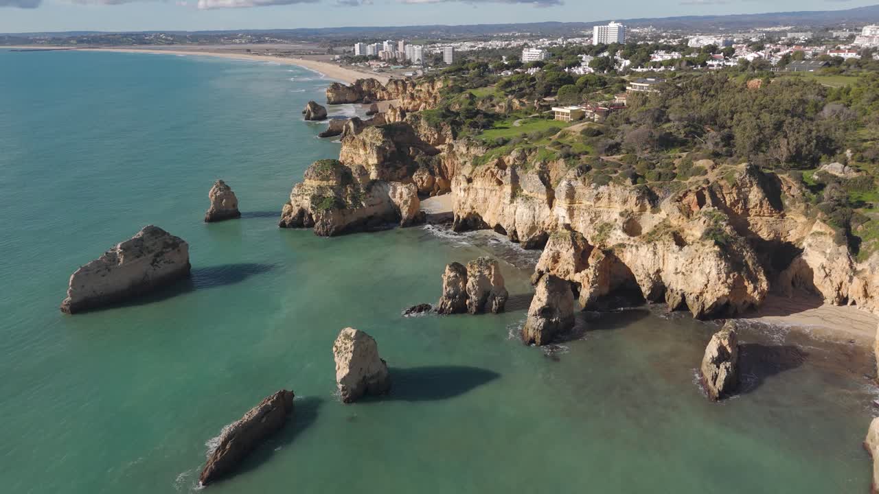 Vista aerea che mostra formazioni rocciose frastagliate lungo la splendida costa portoghese. Aerea, Dolly circolare.