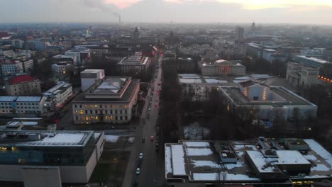 Luftaufnahmen-Von-München-Bei-Nacht-Mit-Sonnenuntergang---Dämmerung-Aus-Drohnensicht