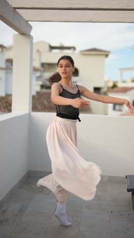 bailarina de ballet en un techo