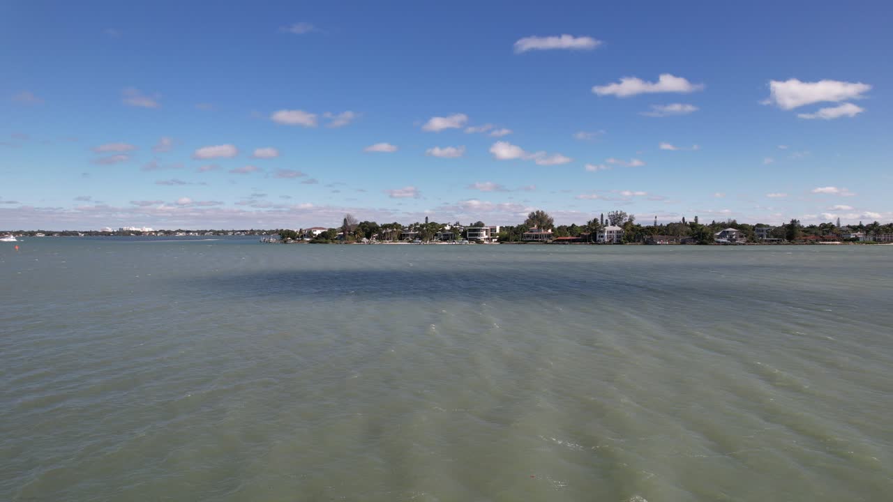 las sombras de las nubes se mueven a través del agua, florida.