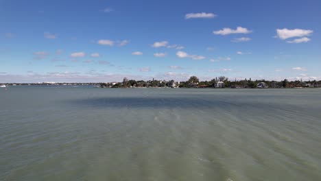 las sombras de las nubes se mueven a través del agua, florida.
