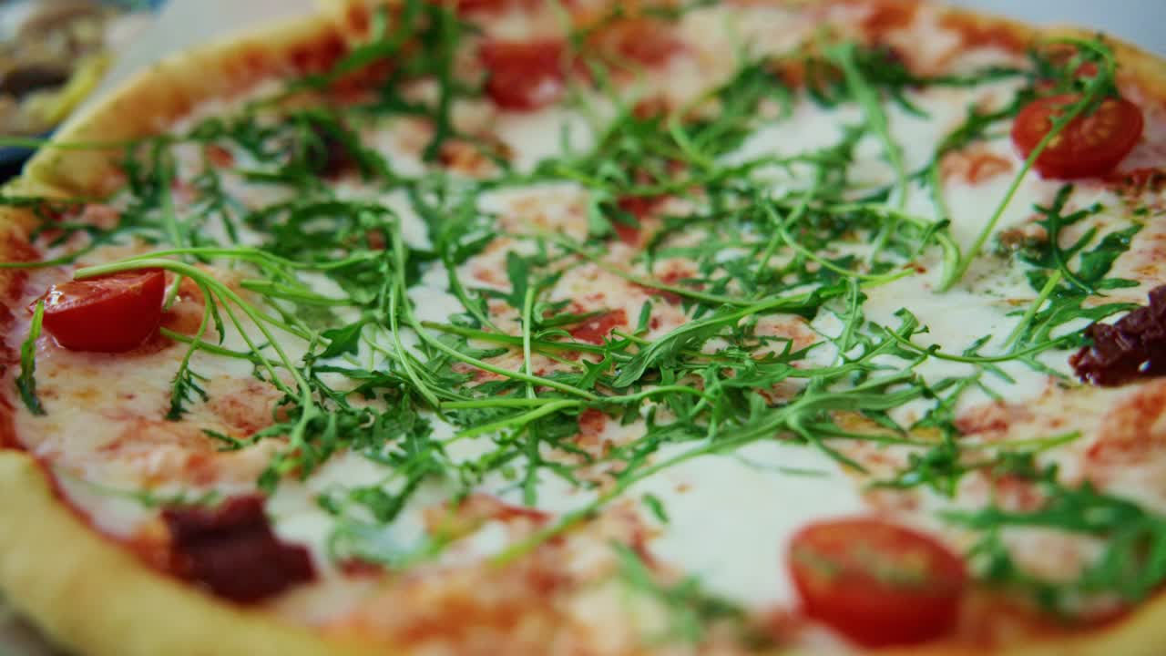 Pizza Caseira Deliciosa com Rúcula Fresca e Tomates Cereja