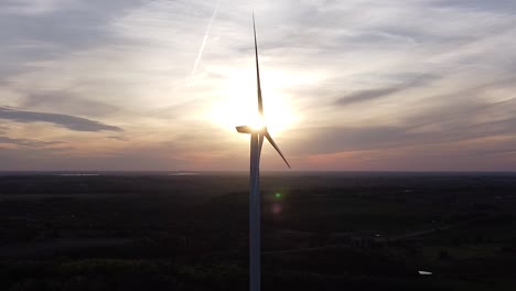 Antena-De-Silueta-De-Aerogenerador-Sobre-Campos-De-Cultivo-Durante-La-Puesta-De-Sol