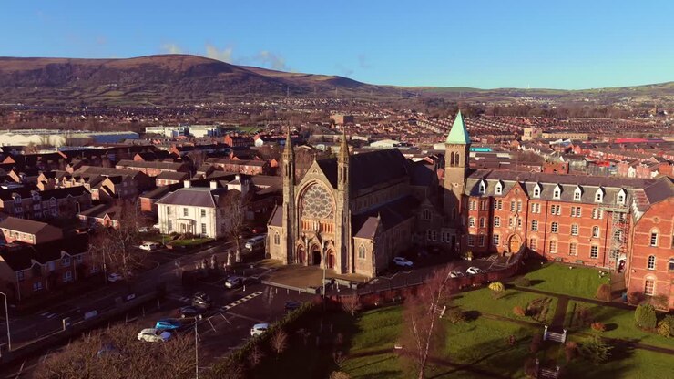 Video aereo frontale 4K 60 FPS del monastero di Clonard a West Belfast, Irlanda del Nord. Prodotto con colore Rec709