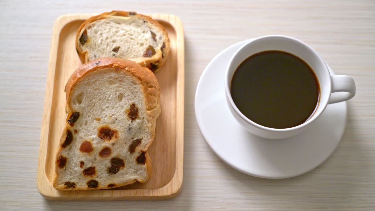 pan de pasas con taza de café para el desayuno