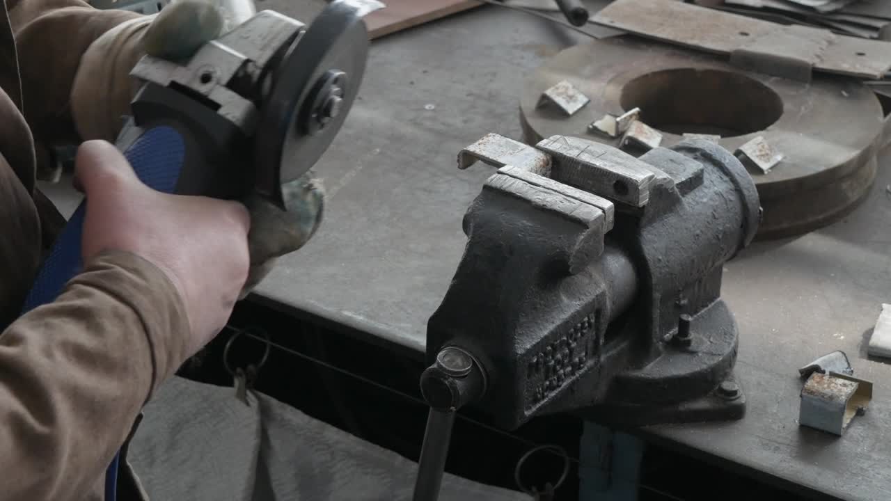 chispas durante el corte de metal por una molienda angular. el trabajador corta la esquina de metal.