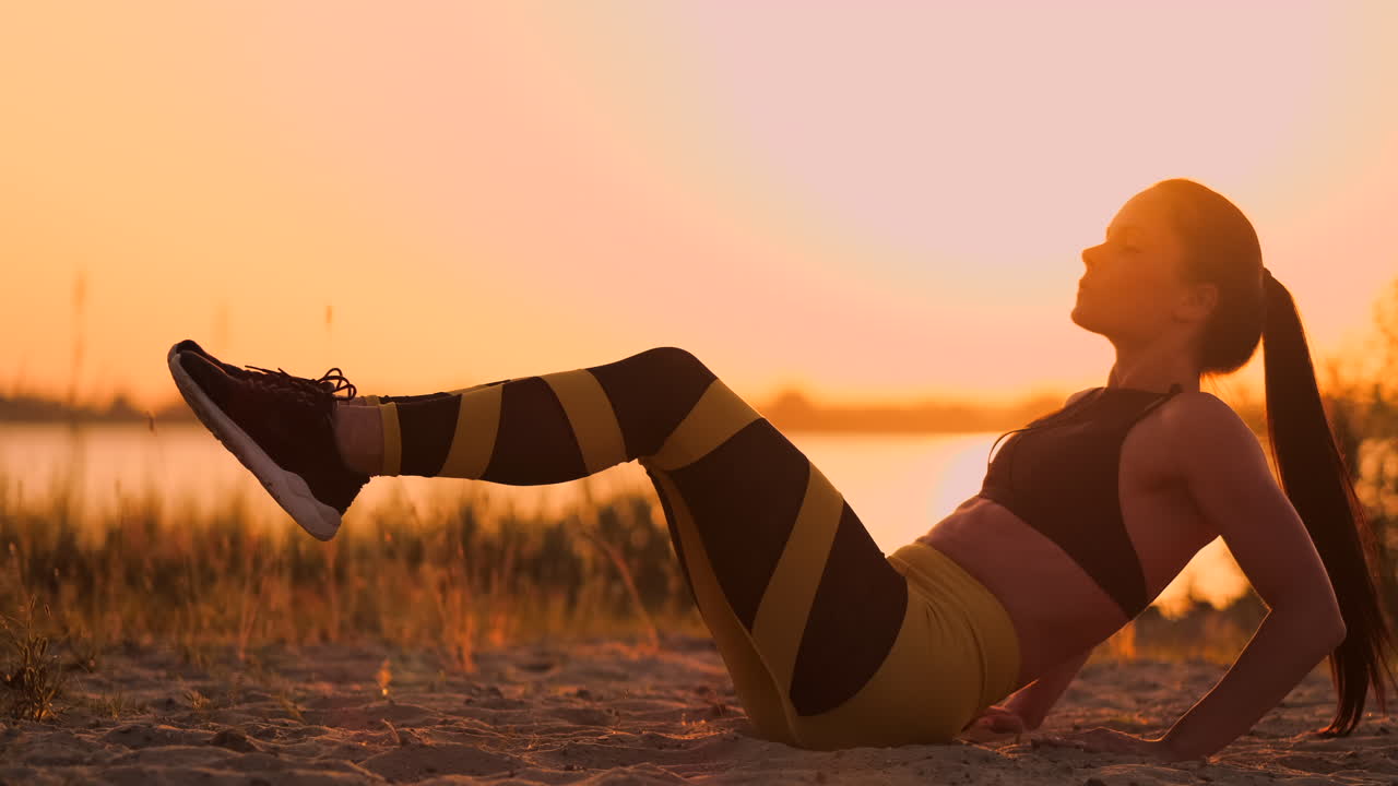 mujer de fitness haciendo crunches en la playa. mujer de fitness hacer crunches ejercicio entrenamiento hacia la playa. atleta de fitness femenina entrenando sección media abdominal
