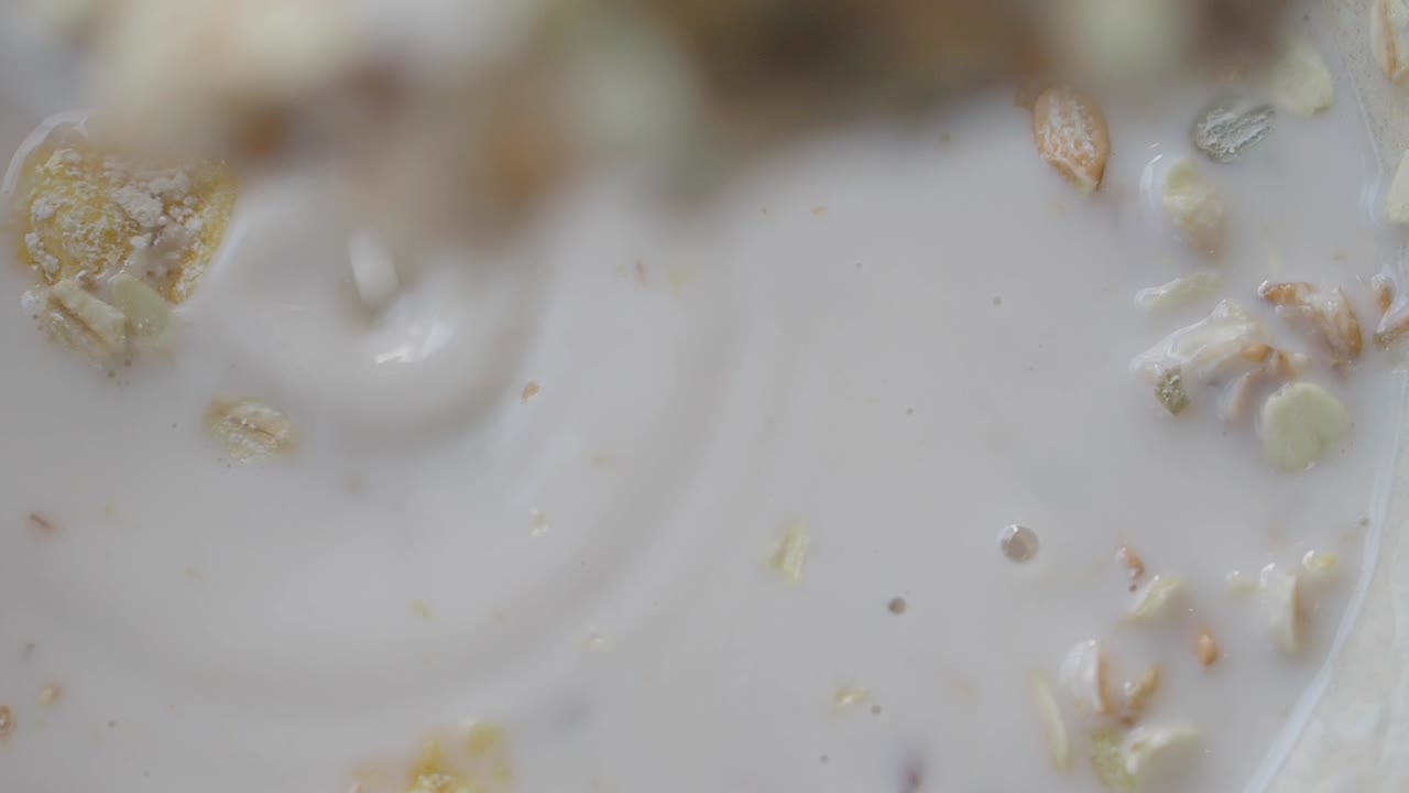 миска зерновых с молоком