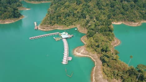 impresionantes imágenes en cámara lenta de bungalows en el parque nacional de khao sok, tailandia