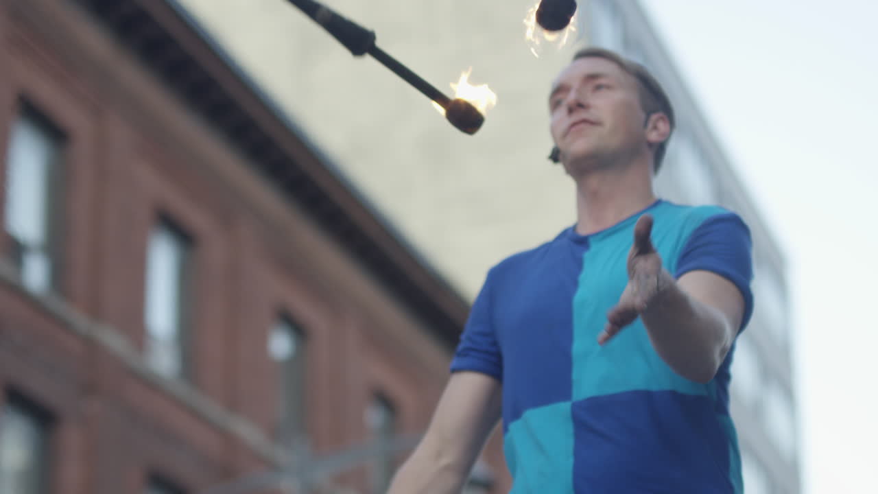 cámara lenta haciendo malabares con antorchas de fuego