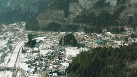 Pequeño-Pueblo-En-El-Paisaje-Nevado-En-La-Ladera-De-La-Montaña-De-La-Región-De-Okuhida-En-Los-Alpes-Del-Norte-De-Japón-En-La-Prefectura-De-Gifu