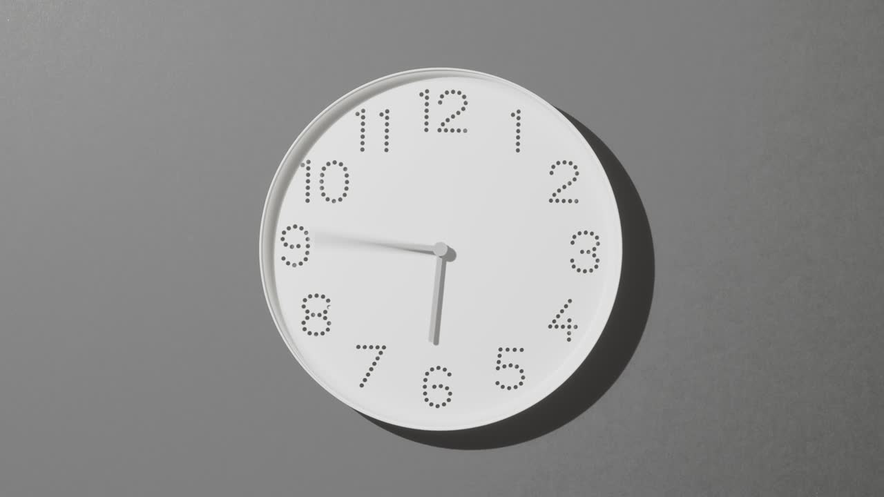 reloj blanco punteado en la pared gris todo el día