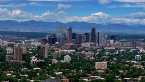 Sommer-In-Der-Innenstadt-Von-Denver,-Luftdrohne,-Front-Range,-Colorado,-Berggipfel,-Vorgebirge,-Landschaft,-Bügeleisen,-Rote-Felsen,-Stadt,-Wolkenkratzer,-Nachbarschaft,-Häuser,-Blauer-Himmel,-Wolken,-Frühling,-Kreis,-Linksbewegung