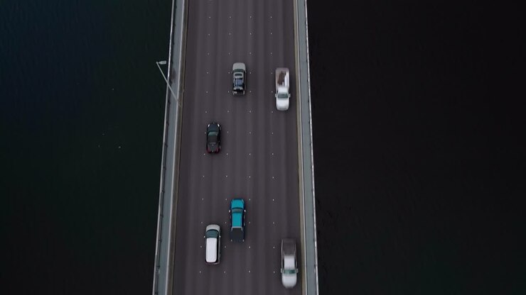 Vista dall'alto di veicoli che transitano sul ponte