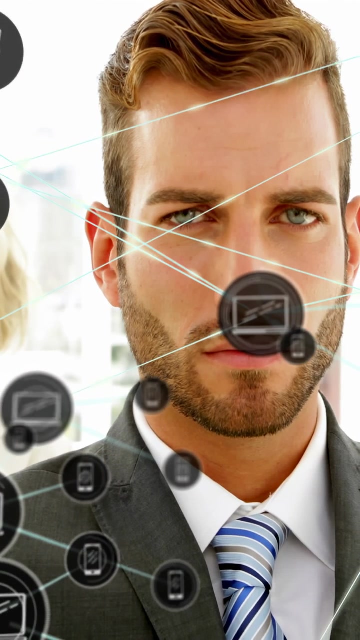 Hombre de traje de pie, aparece un círculo y luego iconos se conectan sobre su pecho, mostrando conectividad empresarial.