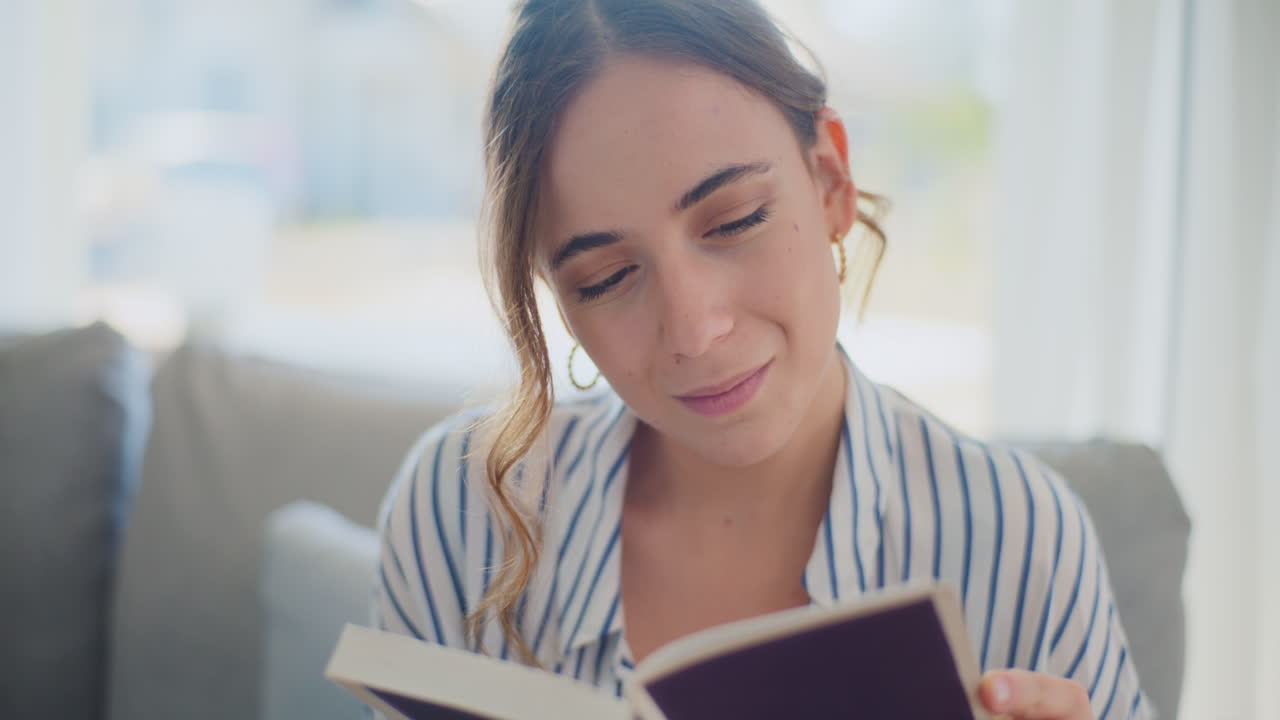 mujer leyendo un libro en casa junto a la ventana