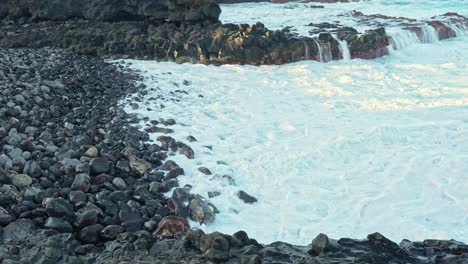 Olas-Espumosas-Que-Se-Enjuagan-Sobre-Las-Piedras-En-La-Playa