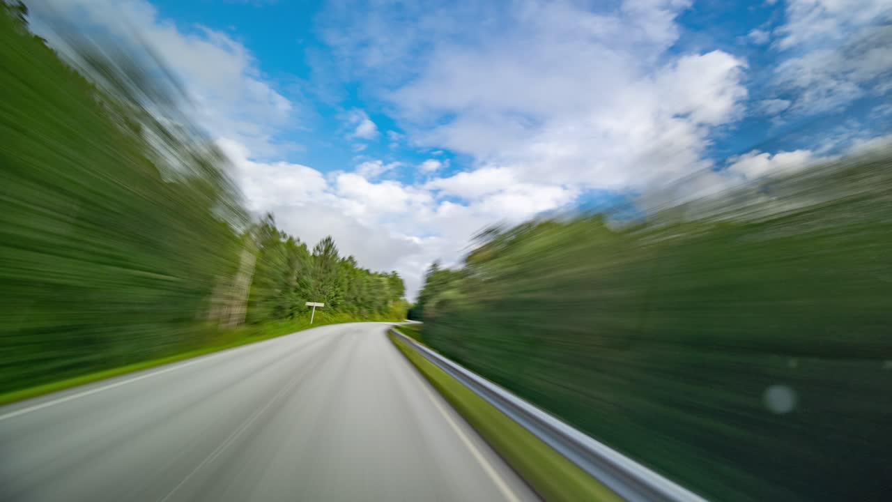 Un viaggio sulla strada di campagna 65, lungo il fiume Surna, Norvegia