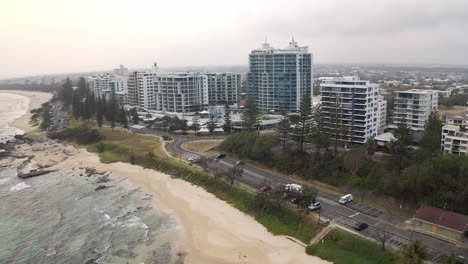 Bird's-Eye-View-Of-Mooloolaba-Beach,-Sunshine-Coast-CBD-In-Queensland,-Australia---aerial-drone-shot